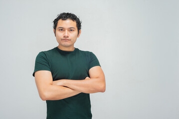 joven hispano mexicano con camisa verde