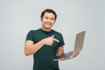 joven hispano mexicano de cabello chino con laptop