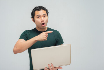 joven hispano mexicano de cabello chino con laptop
