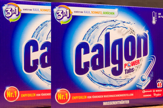 Rastatt, Deutschland - 07. April 2021 Ansicht der Originalverpackung, Calgon Power Tabs (Fokus auf der Mitte)