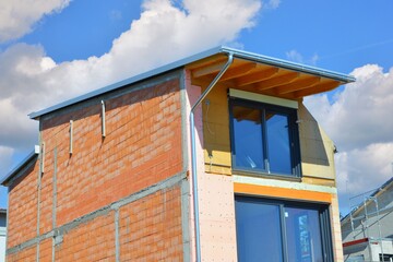 Dachgeschoss-Rohbau eines modernen Wohnhaus, welches anschließlich mit Stehfalz-Metall-Verkleidung ausgestattet wird
