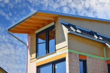 Dachgeschoss-Rohbau eines modernen Wohnhaus, welches anschließlich mit Stehfalz-Metall-Verkleidung...