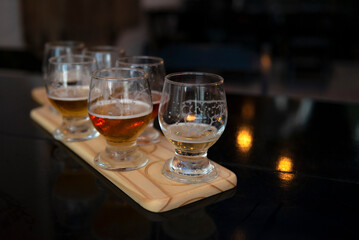 copos de cerveja em mesa de bar