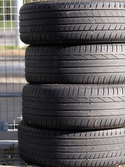 Obraz premium Abgefahren - Stapel von Altreifen wird entsorgt