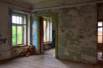 Fototapeta na wymiar Photo of a room in an abandoned old manor house