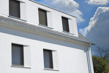 Fassade eines neu gebauten modernen Mehrfamilienhauses