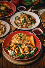 pollito saltado con chaufa y wantan