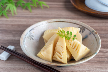 たけのこの煮物　バックに茶碗と青もみじ