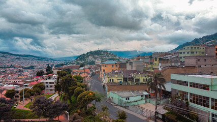 Vista panorámica del centro histórico de Quito en el atardecer.