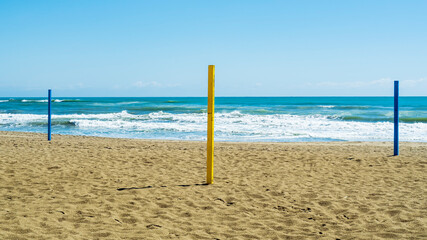 Postes de madera de colores en la arena de la playa