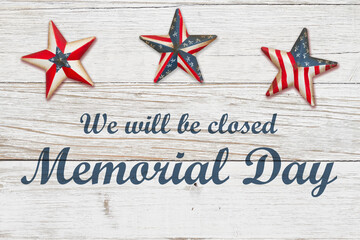 Closed Memorial Day sign with retro American USA flag stars on weathered wood - obrazy, fototapety, plakaty