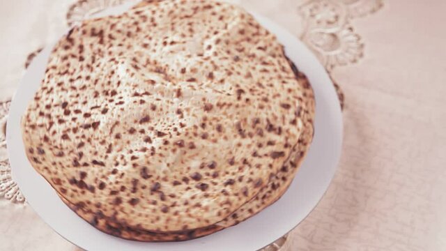 Matza shmura round for Easter seder rotates in a circle.