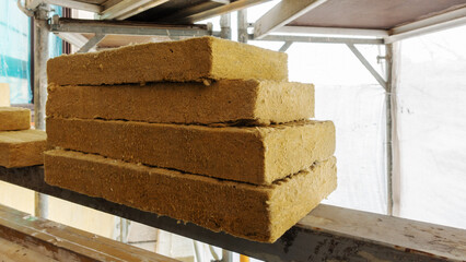 thermal insulation material for a facade renovation