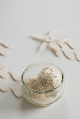 Vanilleeis in einer Glasschale, monochrome farbkomposition