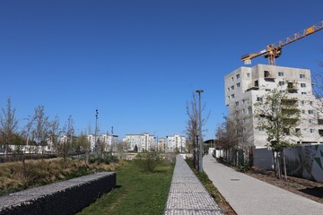 Obraz premium Voie piétonne, promenade piétonne dans le quartier Grand Parilly, ville de Vénissieux, département du Rhône, France