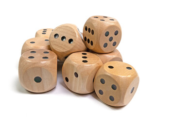 Spielwürfel aus Holz vor weißem Hintergrund