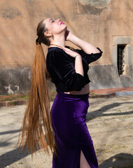 Obraz premium Retrato de una joven modelo con labios rojos, cabello muy largo, ojos grandes y piel fina, primavera de 2021.