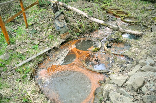 Mofeta w Tyliczu, ekshalacja wulkaniczna, wyziew wulkaniczny, z ktorego wydobywa sie dwutlenek wegla, Tylicka mofeta jest jednym z najwiekszych tego typu obiektow w Europie