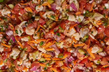 Ceviche de pescado basa cocido con limón revuelto con verduras, listo para comer