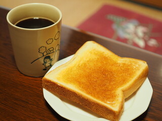 焼いたトーストとコーヒー