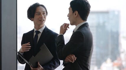 立ち話をするビジネスマン