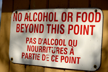 no alcohol or food beyond this point - pas d'alcool ou nourritures à partie de ce point - old abandoned sign