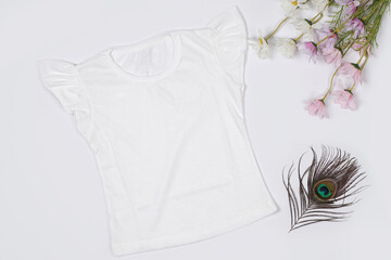 Baby T-shirt is plain white. Made of soft cotton fabric adds comfort when used. Suitable for everyday wear or clothes when traveling. The white color on the t-shirt adds to the elegant impression.