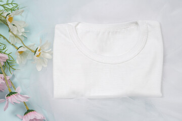 Baby T-shirt is plain white. Made of soft cotton fabric adds comfort when used. Suitable for everyday wear or clothes when traveling. The white color on the t-shirt adds to the elegant impression.