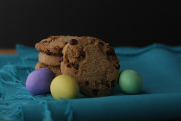 galletas deliciosas acompañadas de huevos dulces para picar