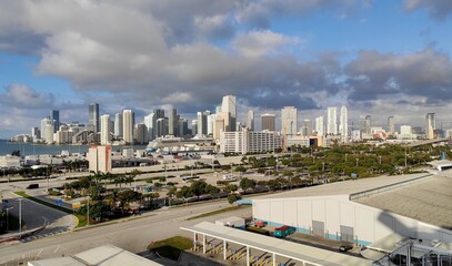 Naklejka premium Panoramic view of Miami at daytime.