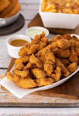 Petisco - Porção de frango frito empanado com molhos