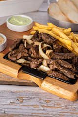 Petisco - Porção de Carne contra filé acebolada com molhos e pães