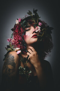 Mujer con lagrimas y flores