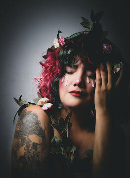 Mujer con lagrimas y flores