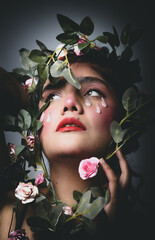 Mujer con lagrimas y flores