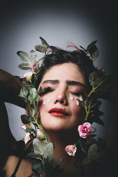 Mujer con lagrimas y flores