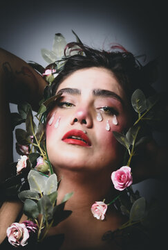Mujer con lagrimas y flores