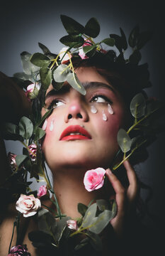 Mujer con lagrimas y flores
