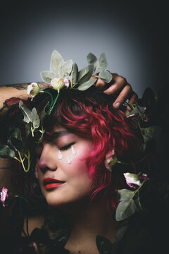 Mujer con lagrimas y flores