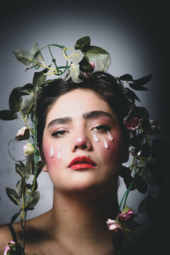 Mujer con lagrimas y flores