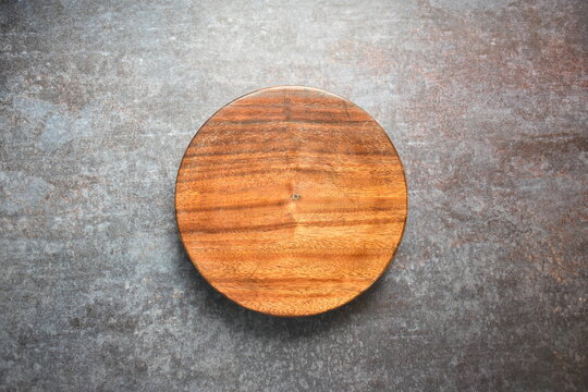 Brown color wooden round rolling board