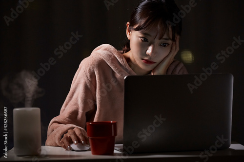 深夜に仕事をするパジャマ姿の若い女性 Wall Mural Wallpaper Murals K Angle 深夜に仕事をするパジャマ姿の若い女性 Wall Mural Wallpaper Murals K Angle