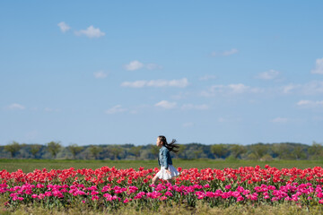 花畑で遊ぶ少女