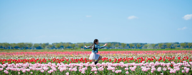 花畑で遊ぶ少女