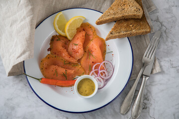 Asia Art Gravlax Graved Lachs, ein roh gebeizter Fisch mit Zitronengras und Chili auf Emaille...