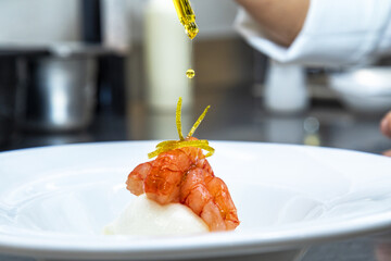 goccia di olio su gamberetti