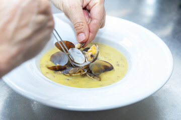 Guarnire la zuppa di vongole