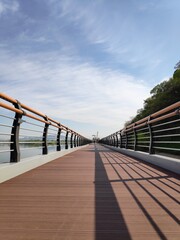 Obraz premium a walking path along the river with a view of the blue sky