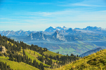 Fototapeta na wymiar Schwyzer und Glarner Alpen von der Rigi aus gesehen.