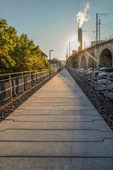 Alte Bahntrasse neben Viaduktbögen in Zürich
